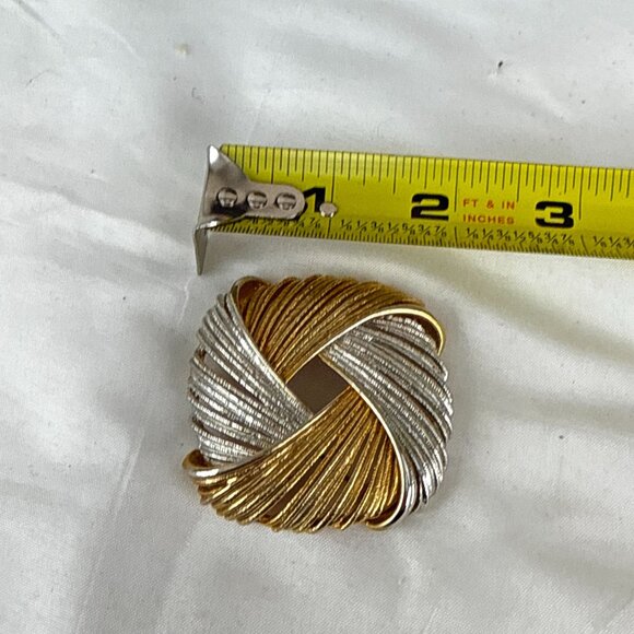 Vintage Gold Silver Swirl Brooch 2" Textured Ribbon Round Pin Costume Jewelry - Picture 6 of 6